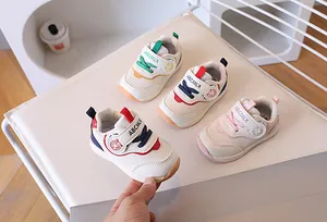 Dettaglio di scarpe per neonati con mesh traspirante e chiusura in velcro sicura