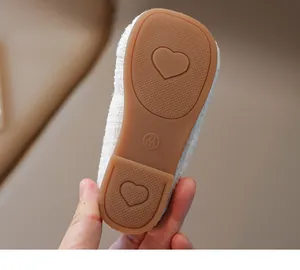 Detalle de suela de goma antideslizante con motivos de corazones y talla para niñas
