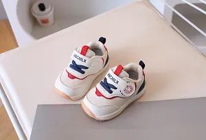 Dettagli scarpe neonato con rete traspirante e suola in gomma antiscivolo per bambini