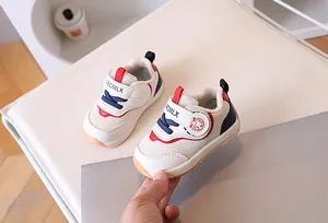 Dettaglio scarpe primi passi per neonati con chiusura a strappo e suola in gomma