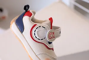 Dettaglio scarpe primi passi per neonati con mesh traspirante, velcro e suola antiscivolo