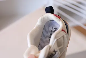 Dettaglio macro della fodera in rete traspirante e del cinturino posteriore scarpa