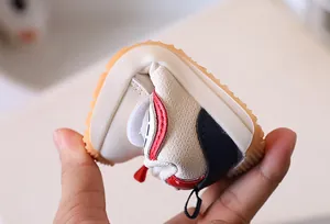 Dettaglio della suola flessibile in gomma e del materiale morbido delle scarpe da neonato