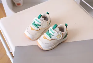 Dettaglio scarpe primi passi bimbo in mesh con chiusura a velcro e suola in gomma antiscivolo