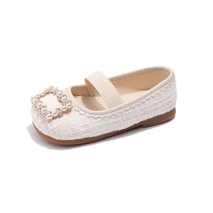 Zapatos Mary Jane de tweed beige para niñas con hebilla de perlas y borde festoneado