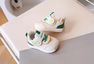 Dettaglio scarpe primi passi per neonati con chiusura a strappo e decoro a lumaca