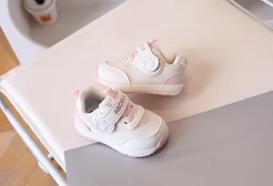 Dettaglio scarpe primi passi rosa per neonati con chiusura a strappo e suola antiscivolo