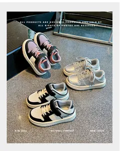 Tres pares de zapatillas infantiles en plata, blanco y negro y contraste rosa-púrpura