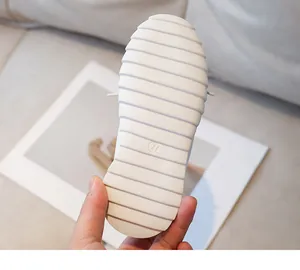 Vue détaillée de la semelle blanche antidérapante avec pointure 27 et rainures