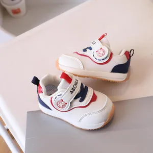 Scarpe primi passi per bambini in rete traspirante con velcro nei colori rosso, bianco e blu