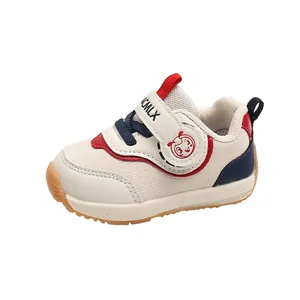 Scarpa sportiva primi passi per neonati con rete e velcro nei toni blu navy e rosso