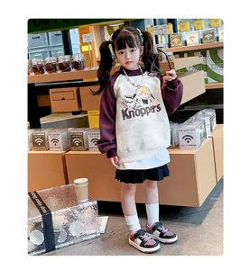 Conjunto de sudadera infantil de manga larga con dibujo animado y zapatillas moradas en café