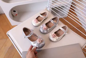 Detalle de zapatos Mary Jane para niña con rosas de tela y hebillas de perlas en dos colores