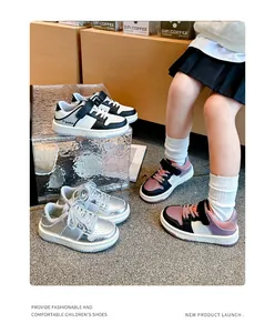 Vista detallada de zapatillas para niños con suela de goma antideslizante y velcro