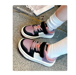 Vista superior de zapatillas casuales para niños con bloques de color y velcro detalle