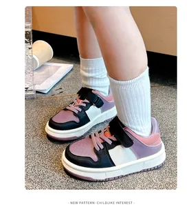 Primer plano de zapatillas infantiles con cierre de velcro y empeine perforado suave