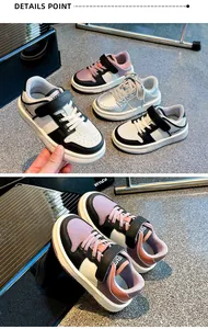 Detalle de zapatillas infantiles con orificios transpirables y cierre de velcro