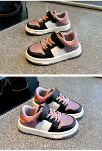 Detalle de las zapatillas de patchwork rosa y morado para niños con correas de velcro