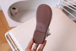 Primer plano de la suela antideslizante y la talla 29 en los zapatos de princesa para niñas