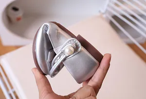 Primer plano de zapatos plateados para niños que muestra la gran flexibilidad de la suela