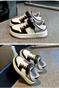 Detalle de zapatillas infantiles en blanco y negro con textura de cuero y velcro