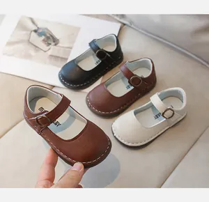Détail de chaussures Mary Jane rétro pour enfants avec coutures et boucle en métal