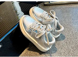 Detalle macro de zapatillas plateadas metálicas para niños con suela de plataforma