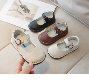 Détail des chaussures Mary Jane pour tout-petits en blanc, noir, marron et beige avec coutures