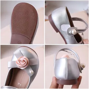 Zapatos de princesa plateados para niñas con rosas de satén, perlas y suela de goma