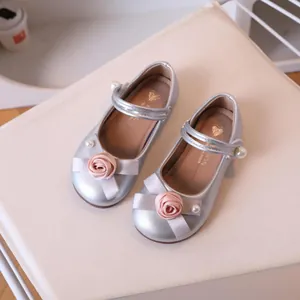 Zapatos Mary Jane plateados para niña con rosa y perla para fiestas y ceremonias