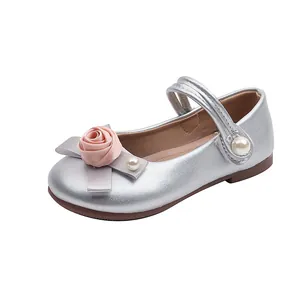 Zapatos Mary Jane plateados para niñas con rosas de satén rosa y detalles de perlas
