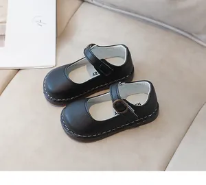 Détail de chaussures Mary Jane noires pour filles avec surpiqûres et bande velcro
