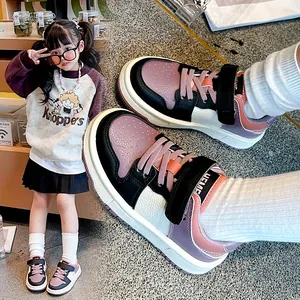 Zapatillas infantiles de moda en bloques de color rosa y púrpura con cierre de velcro