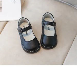 Détail de chaussures Mary Jane noires pour filles avec bride en T et coutures
