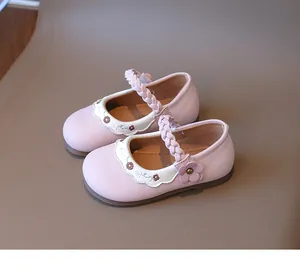 Details von rosa Mädchen-Mary Janes mit Blumenstickerei und geflochtenem Riemendesign