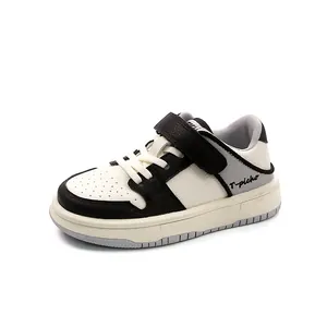 Zapatillas de skate para niños en cuero blanco y negro con doble cierre de correa