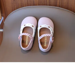 Nahaufnahme rosa Mary Jane Mädchenschuhe mit Blumenstickerei und gewelltem Rand