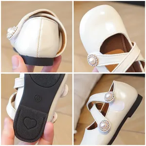 Scarpe Mary Jane bianche da bambina con perle e strass mostrate in quattro viste