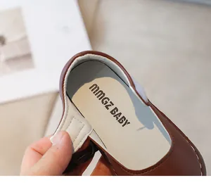 Détail de chaussures Mary Jane pour bébé en cuir avec velcro et doublure douce