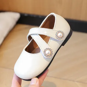 Scarpe Mary Jane beige da bambina con cinturini incrociati e perle di strass