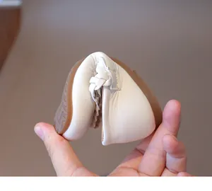 Detail der flexiblen Sohle der weißen Mädchen-Prinzessinenschuhe, die sich leicht biegen lässt