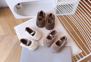 Detail von flauschigen Mary Jane Schuhen in Braun und Beige mit weichem Kunstfellbesatz