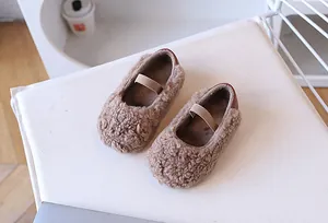 Nahaufnahme des braunen Plüschobermaterials mit elastischem Riemen und Lederferse für Babyschuhe