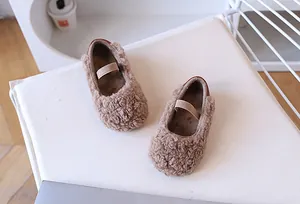 Draufsicht auf braune Baby-Plüschschuhe mit Gummiband für warme Füße im Winter und Herbst