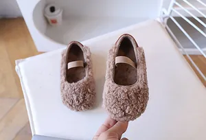 Nahaufnahme brauner flauschiger Babyschuhe mit Gummiband und weichem warmem Innenfutter