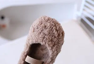Detail von Plüsch-Slippern für Kleinkinder aus weichem Kunstfell mit elastischem Band