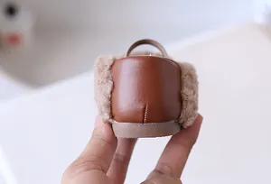 Detailaufnahme der Ferse von Baby-Loafern aus braunem Kunstleder mit warmem Fellfutter und Sohle