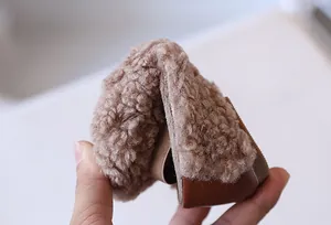 Detail der ultraflexiblen weichen Sohle des braunen Plüsch-Kinderschuhs für Kleinkinder