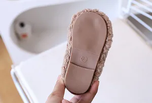 Detail der Baby-Gummisohle mit rutschfestem Profil und eingeprägter Größe 23