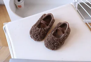 Detailansicht brauner Plüsch-Babyschuhe im Mary-Jane-Stil mit warmem Futter